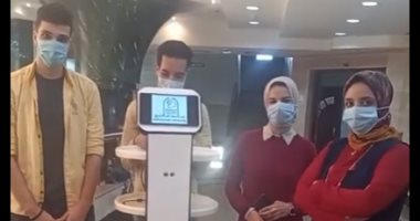طلاب كلية الذكاء الاصطناعى بكفر الشيخ يخترعون "روبوت" لعلاج المرضى.. فيديو