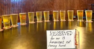 طاولة فارغة و13 كأساً من البيرة.. هكذا كرم الأمريكيون ضحايا تفجير كابل