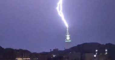 السعودية نيوز | 
                                            مشهد يحبس الأنفاس.. البرق يضرب برج الساعة بمكة المكرمة
                                        