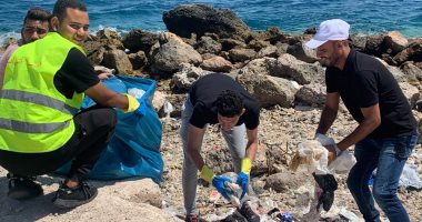 "شواطئ خالية من البلاستيك".. مبادرة شبابية لتنظيف شواطئ الغردقة.. ألبوم صور