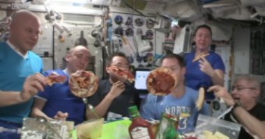 رواد الفضاء يتناولون شرائح البيتزا الطائرة في وكالة الفضاء الأوروبية .. صور