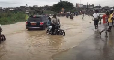 لقطات غرق شوارع مدينة دوالا الكاميرونية بمياه الفيضانات.. فيديو