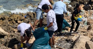 "شواطئ خالية من البلاستيك" حملة لشباب متطوعين تنظف شواطئ الغردقة.. لايف وصور