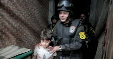 طفل المحلة بعد تحريره: كدت أفقد حياتى.. وأسرته تشكر الشرطة.. فيديو