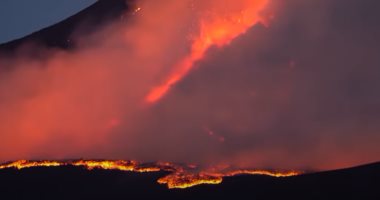 لحظة تساقط الحمم والرماد بكثافة من بركان جبل إتنا فى جزيرة صقلية.. فيديو