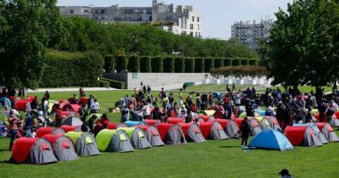 السلطات الفرنسية تجلى مخيم للاجئين أمام مقر الإدارة المحلية لمنطقة إيل دوفرانس
