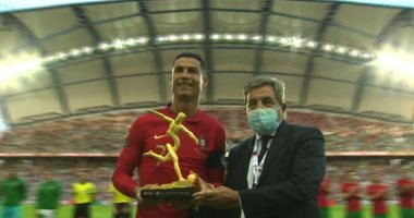 رونالدو يتسلم جائزة هداف اليورو قبل انطلاق مباراة البرتغال ضد إيرلندا