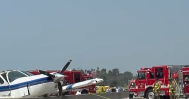طائرة تصدم بسيارة على الطريق السريع فى كاليفورنيا.. فيديو وصور