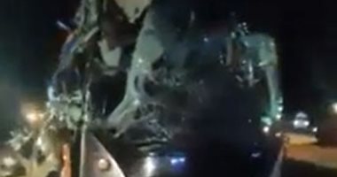 المشاهد الأولى من حادث تصادم أتوبيس بسيارة نقل على صحراوى المنيا.. فيديو 
