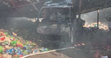 الحماية المدينة تسيطر على حريق بمخزن مواد غذائية فى كفر الشيخ.. صور