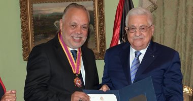 الرئيس الفلسطينى محمود عباس يمنح أشرف زكى أعلى وسام ثقافى فى فلسطين
