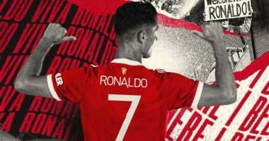 كريستيانو رونالدو يرتدي رسميا القميص رقم 7 مع مانشستر يونايتد