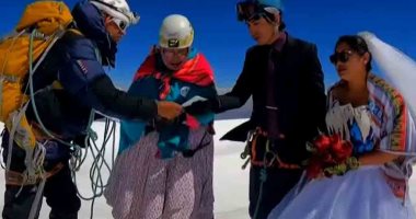 "انا زوج فى السما".. عروسان يقيمان زفافهما على قمة جبل ارتفاعه 6000 متر.. فيديو
