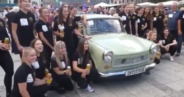 20 فتاة ألمانية تدخلن سيارة صغيرة فى ثوان ويحققن رقم قياسى ..فيديو