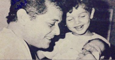 كريم محمود عبد العزيز يكشف عن صورة نادرة من الطفولة مع والده الراحل