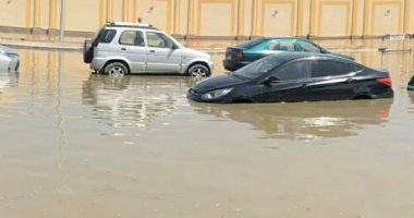مياه الصرف تغرق شوارع التجمع الخامس وتعيق حركة السيارات والمارة.. صور