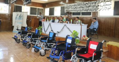 محافظة الجيزة تسلم 16 كرسيا متحركا للأطفال ذوى الاحتياجات الخاصة بالواحات البحرية