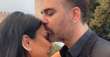 وائل جسار يغازل زوجته فى صورة جديدة بقبله ورسالة رومانسية