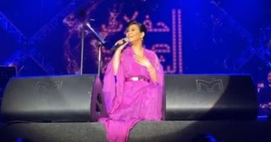 شيرين تمازح جمهورها بعد طلب أغنية: "أطلع من هدومى.. حاضر".. فيديو