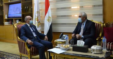 سفير العراق بالقاهرة يسلم دعوة لوزير العدل لحضور مؤتمر دولى فى بغداد