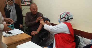 محافظة الجيزة تنظم قوافل صحية لتطعيم موظفى الأحياء والمدن بلقاح كورونا