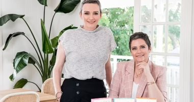 شقيقتان من استراليا تتغلبان على سرطان الثدي وتطلقا علامة تجارية خاصة بهما