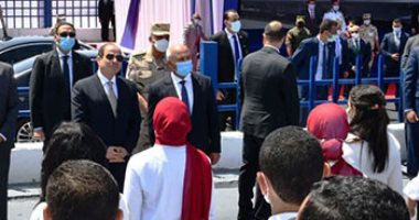 الرئيس السيسى يتفقد محطة "تحيا مصر" بميناء الإسكندرية البحرى.. صور