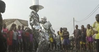 مواطنو الكونغو يرتدون ملابس من القمامة للتوعية بأهمية حماية البيئة .. فيديو