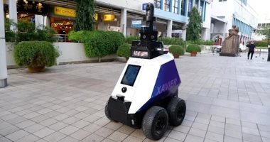 سنغافورة تنشر روبوتات فى الشوارع تحذر البشر من الاقتراب 