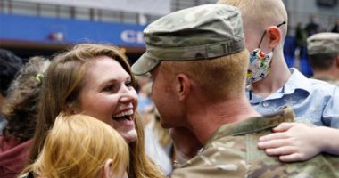 أحضان وورود وقبلات.. فرحة أسر الجنود الأمريكان بعد عودتهم من أفغانستان