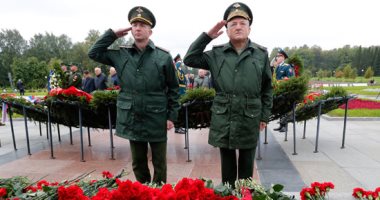 روسيا تضع آكاليل الزهور على المقبرة الجماعية لضحايا الحرب العالمية الثانية