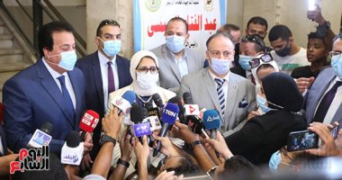 وزيرا التعليم العالى والصحة ورئيس جامعة القاهرة يتفقدون مراكز تطعيم الطلاب بلقاح كورونا 
