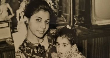 طفولة مشردة.. وفاء صادق تكشف عن صورة فى طفولتها مع والدتها أسمهان توفيق