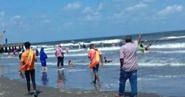 تفاصيل إنقاذ 6 أشخاص بينهم فتاة من الغرق فى شاطئ بورسعيد.. صور ولايف