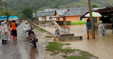 الفيضانات تدمر 76 منزلا فى إندونيسيا وتضرر أكثر 400 أسرة.. صور