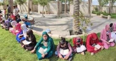 أطفال المنوفية ينظمون حلقة قراءة قرآن أمام قبر محمود العربى.. لايف وصور