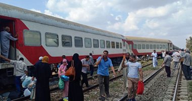خروج قطار "الإسماعيلية - الإسكندرية" عن القضبان قبل مدينة الزقازيق.. فيديو وصور