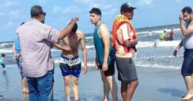 إنقاذ 5 شباب من الغرق على شواطئ بورسعيد.. صور