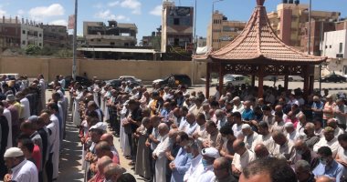 المئات من أهالى العريش يشيعون جثمان أول برلمانية فى سيناء لمثواها الأخير.. فيديو 