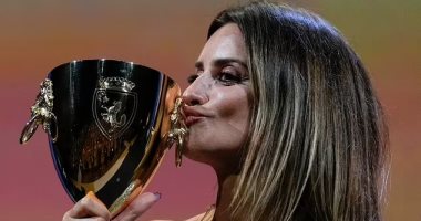 بينيلوبي كروز تفوز بجائزة أفضل ممثلة فى ختام مهرجان فينسيا الـ78