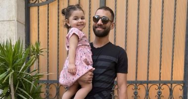 عمرو السولية يصطحب ابنتيه إلى المدرسة قبل الانتظام فى تدريبات الأهلى.. صور