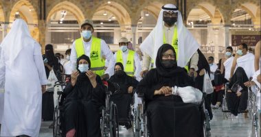 150 شخصا من ذوى الإعاقة وكبار السن يؤدون مناسك العمرة.. صور