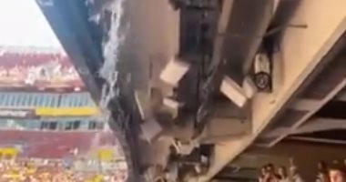 تسرب مياه على مدرج ملعب كرة قدم أمريكي يجبر الجماهير على الفرار.. فيديو