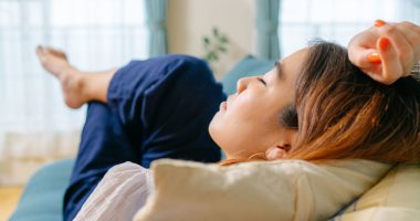 فوائد نوم القيلولة في منتصف النهار.. يعزز ذاكرتك ويمنحك النشاط
