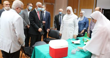 رئيس جامعة المنوفية يتابع مركز تطعيم مستشفيات جامعة المنوفية
