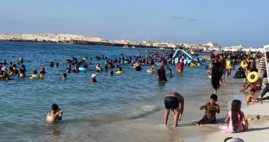 شواطئ مطروح تجذب آلاف المصطافين مع قرب نهاية المصيف.. فيديو وصور