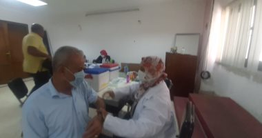 تلقى الجرعة الأولى من التطعيم ضد كورونا للعاملين بالقوى العاملة بالإسكندرية