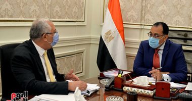 رئيس الوزراء يستعرض مع وزير الزراعة مشروع المزارع المصرية النموذجية المشتركة بأفريقيا