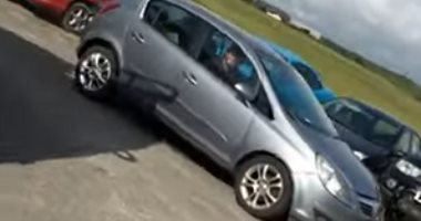 شاب بريطاني يستعرض موهبته في قيادة السيارات بتقليد حركات الأرنب .. فيديو
