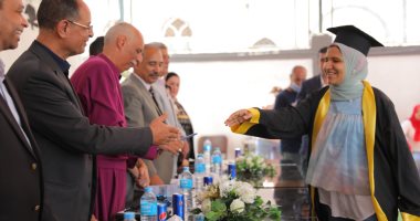 رئيس الكنيسة الأسقفية يكرم أوائل الإعدادية بالمدرسة الأسقفية بمنوف